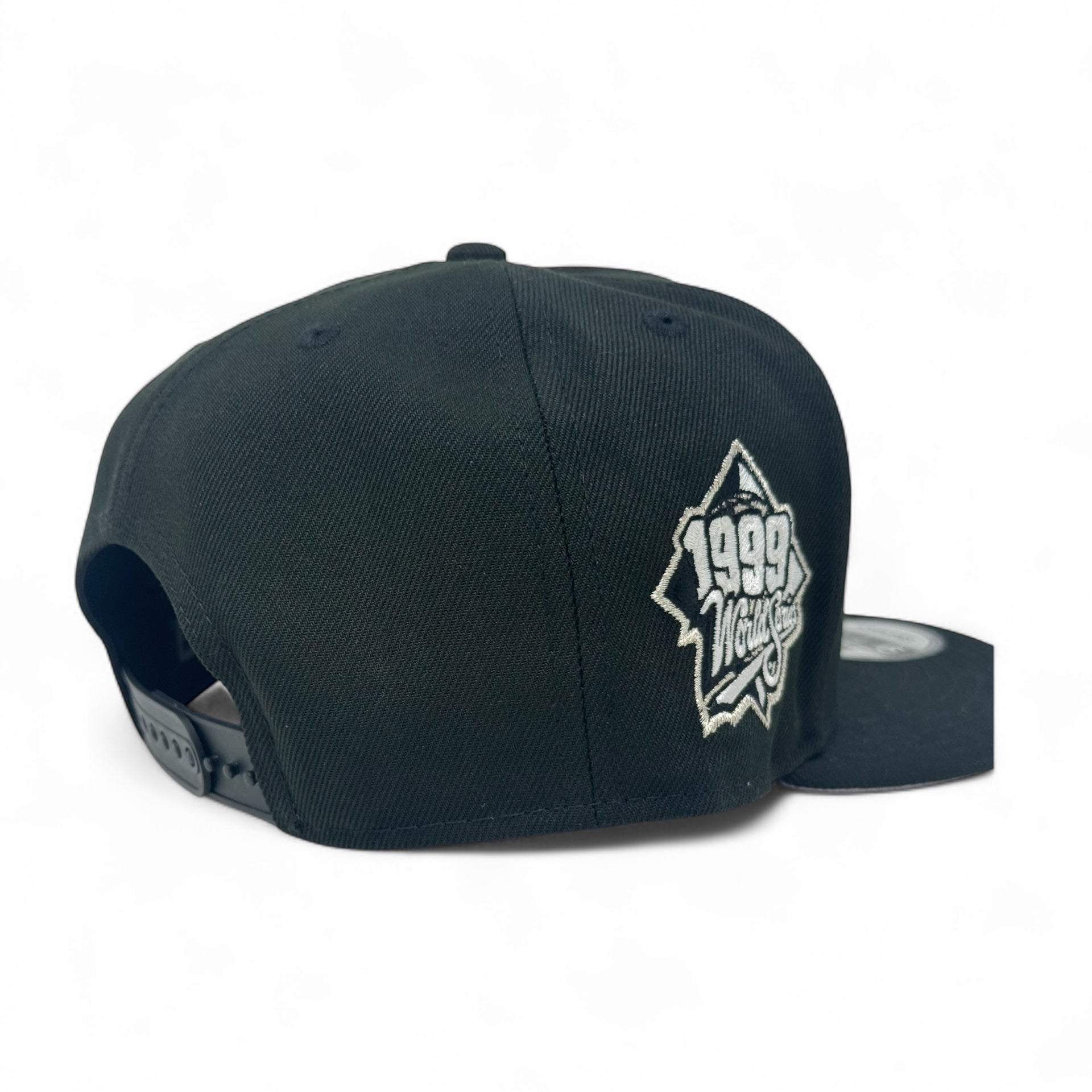 Yankees Black Snapback Hat